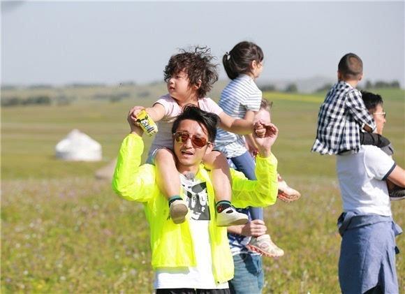 邹市明儿子轩轩长大啦！近照曝光长成帅小伙儿，8岁快有妈妈高