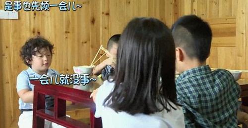 邹市明儿子轩轩长大啦！近照曝光长成帅小伙儿，8岁快有妈妈高